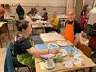 Kinderen maken kunst samen met (groot)ouder