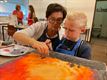 Kinderen maken kunst samen met (groot)ouder