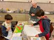 Kinderen maken kunst samen met (groot)ouder