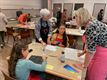 Kinderen maken kunst samen met (groot)ouder