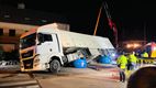 Vrachtwagen met zand gekanteld