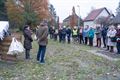 Bomen 'aangekleed' met 600 bollen garen