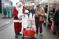 Kerstman is gul op de markt