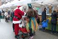 Kerstman is gul op de markt