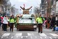 Kleurrijke stoet onder grijze hemel