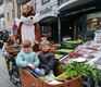 Een paashaas op de weekmarkt