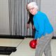 Senioren paraat voor een partijtje bowling