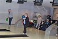 Senioren paraat voor een partijtje bowling