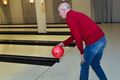 Senioren paraat voor een partijtje bowling