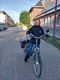 Gemeentepersoneel fietst naar het werk