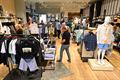 Aanschuiven voor opening The Fashion Store