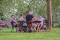 Gezellig onder de appelbomen