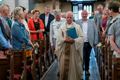 Bomvolle kerk voor Peter en Koen