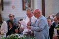 Bomvolle kerk voor Peter en Koen