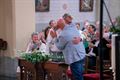 Bomvolle kerk voor Peter en Koen