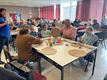 Okra Peer knutselt met de kleinkinderen