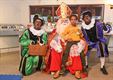 Sinterklaas bij de kinderen in de bibliotheek