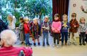 Kleuters zingen kerstliedjes in Corsala