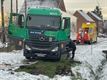 Vrachtwagen rijdt zich vast aan brug in Beringen