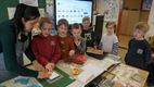 Jonge kunstenaars Balu maken eigen grafiekjes