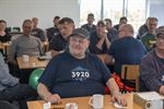 Marcel gaat aan zijn oldtimer werken