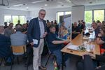 Marcel gaat aan zijn oldtimer werken