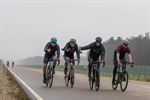 Even testwagen per fiets spelen op het testterrein
