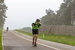 Even testwagen per fiets spelen op het testterrein
