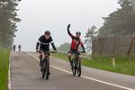 Even testwagen per fiets spelen op het testterrein