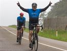 Even testwagen per fiets spelen op het testterrein