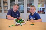 Een giraffenverblijf in Legoblokjes