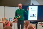 Erik van Os met bananen in de bib