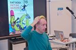 Erik van Os met bananen in de bib