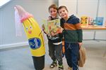 Erik van Os met bananen in de bib