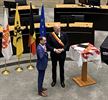 Tom Cox legt de eed af bij de Gouverneur