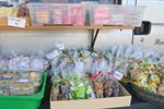 Maand van de markt: Linda met haar bakproducten
