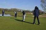 Jongeren verzamelen bij Millennium Golf
