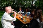 Genieten onder de bloesems, eerste zomerbar open