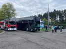 Bus van Paalse wandelclub rijdt tegen tak