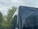Bus van Paalse wandelclub rijdt tegen tak