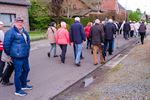 Senioren doen wandelschoenen aan