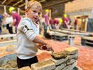 Kleuters in touw in de bouw