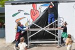 Den Heuvel onthult muurschildering op schoolfeest
