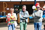 Den Heuvel onthult muurschildering op schoolfeest