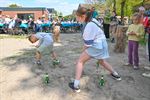 Den Heuvel onthult muurschildering op schoolfeest