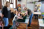 Tuinhier Leopoldsburg plant zaadjes bij De Immert