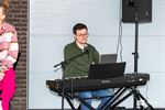 Gluren naar Klavier in de tuin van Greet