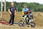 Jonge motorcrossers leven zich uit op grote omloop