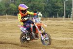 Jonge motorcrossers leven zich uit op grote omloop