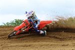 Jonge motorcrossers leven zich uit op grote omloop